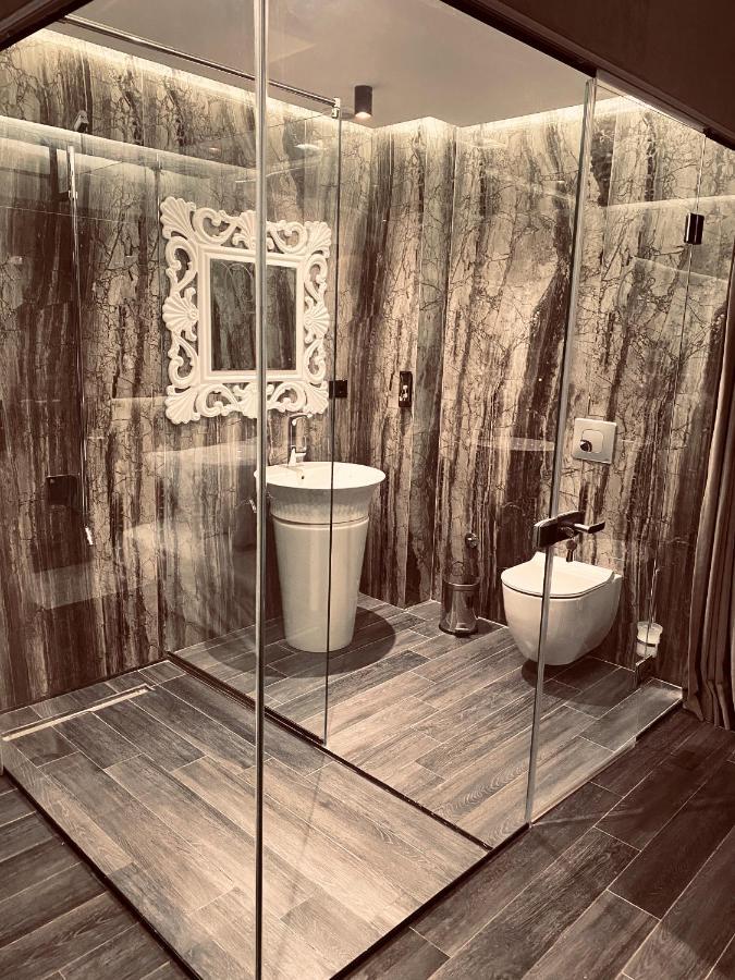 Deluxe Rooms In Blloku Area Tiranë Luaran gambar